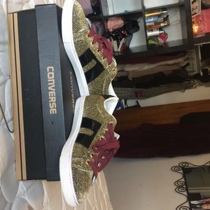 Sneakers gold black and burgundy